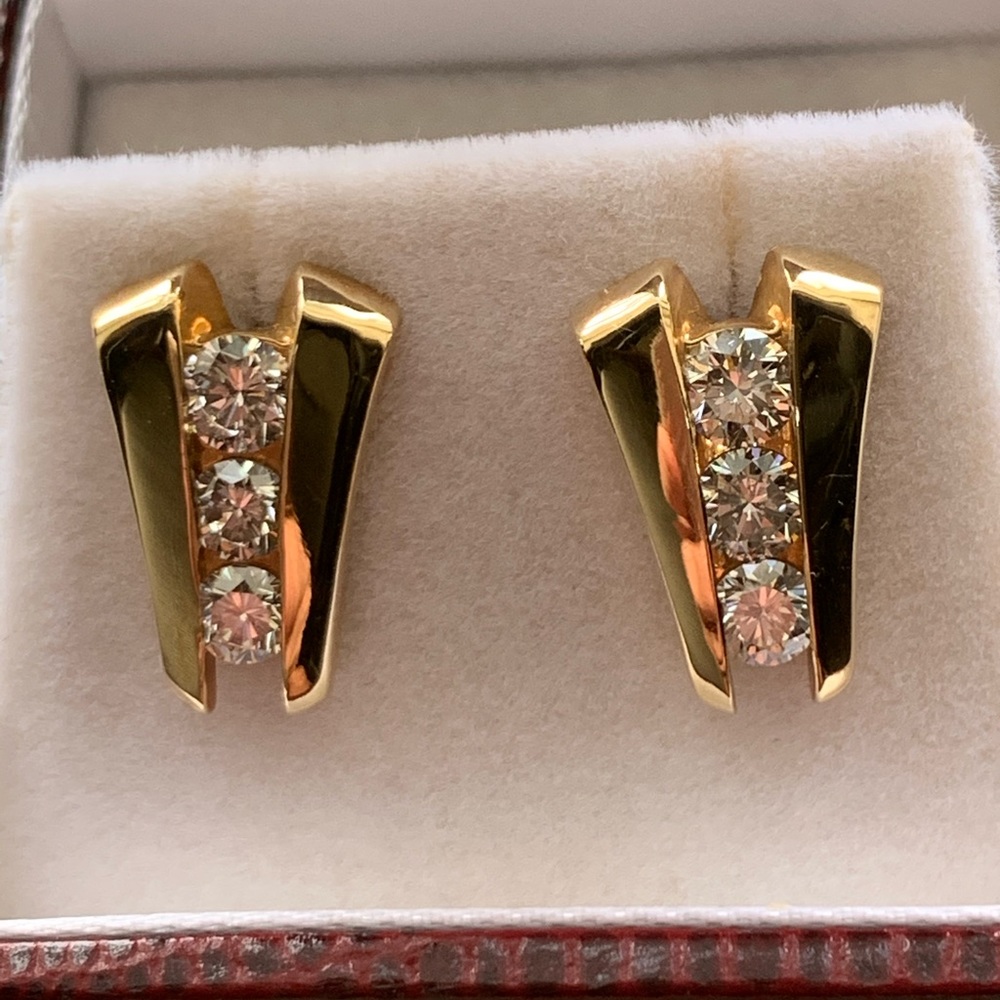 NEW 14KY 3 Stone Post Diamond Earrings